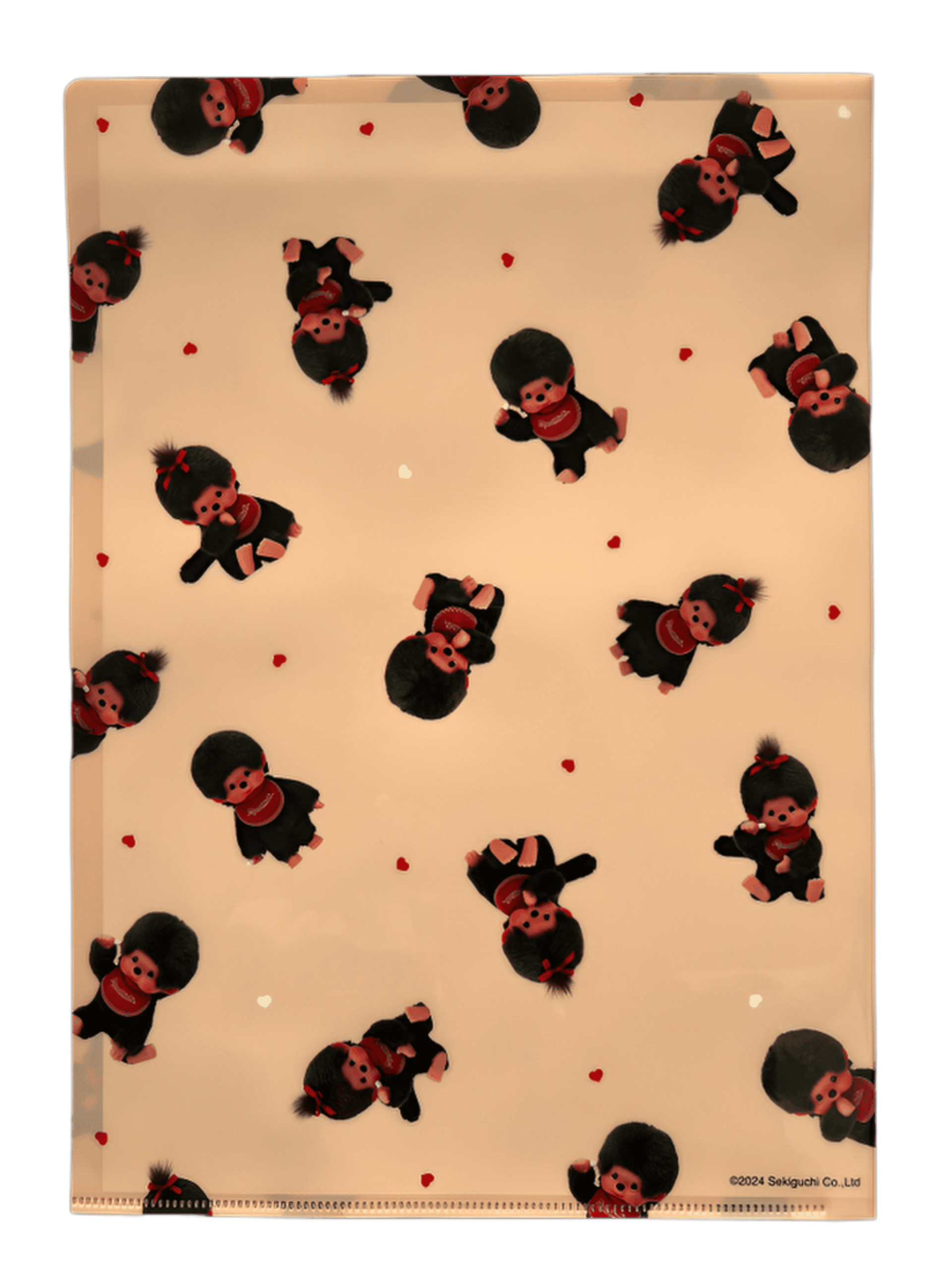 Monchhichi A4-Klarsichthülle, pfirsichfarben (Rückseite) Rückseite einer durchscheinenden, pfirsichfarbenen A4-Mappe auf schwarzem Hintergrund, mit einem sich wiederholenden Muster aus kleinen Monchhichi-Plüschfiguren in verschiedenen Posen, dazwischen verstreute rote Herzen und der gesetzliche Copyright-Vermerk in der rechten unteren Ecke.