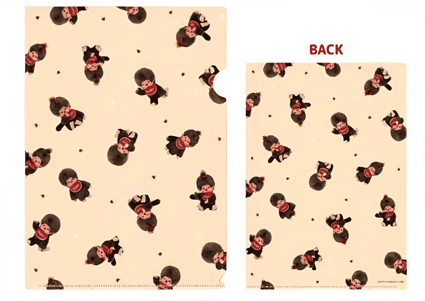 Monchhichi A4-Klarsichthülle, pfirsichfarben Nebeneinander angeordnete Ansicht der Vorder- und Rückseite einer durchsichtigen A4-Klarsichthülle in pfirsichfarbenem Transparent. Beide Seiten sind mit einem durchgehenden, unregelmäßigen Muster aus kleinen Monchhichi-Plüschfiguren (Junge und Mädchen) in verschiedenen Sitz- und Stehposen verziert, die mit winzigen roten Herzen durchsetzt sind.